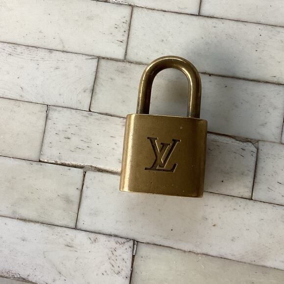LV Louis Vuitton Lock Only # 322 - Picture 4 of 4